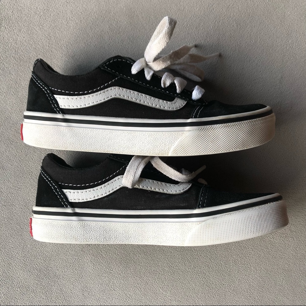 Vans ~ Ward Sneaker ~ Black with White ~ Youth Size 13